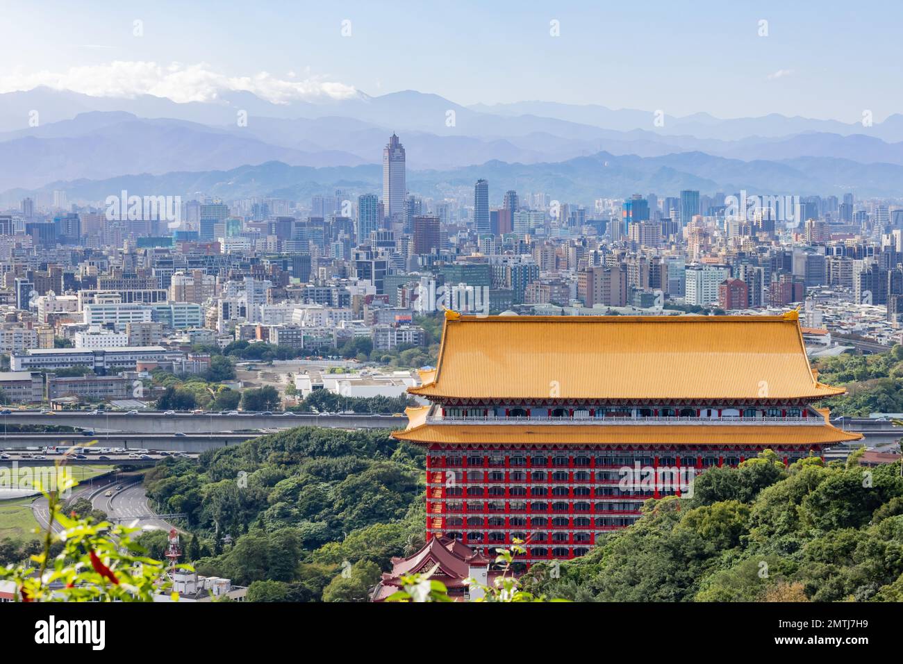 Vista ad alto angolo del paesaggio urbano di Taipei tramite il sentiero Jiantanshan a Taiwan Foto Stock