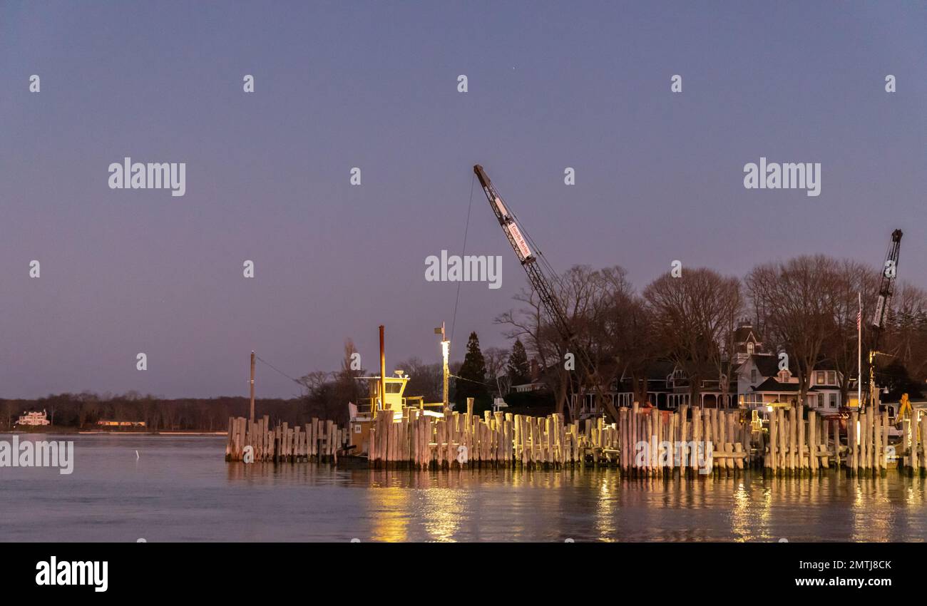 Le attrezzature di Costello Marine lavorano al North Ferry, Shelter Island, NY Foto Stock