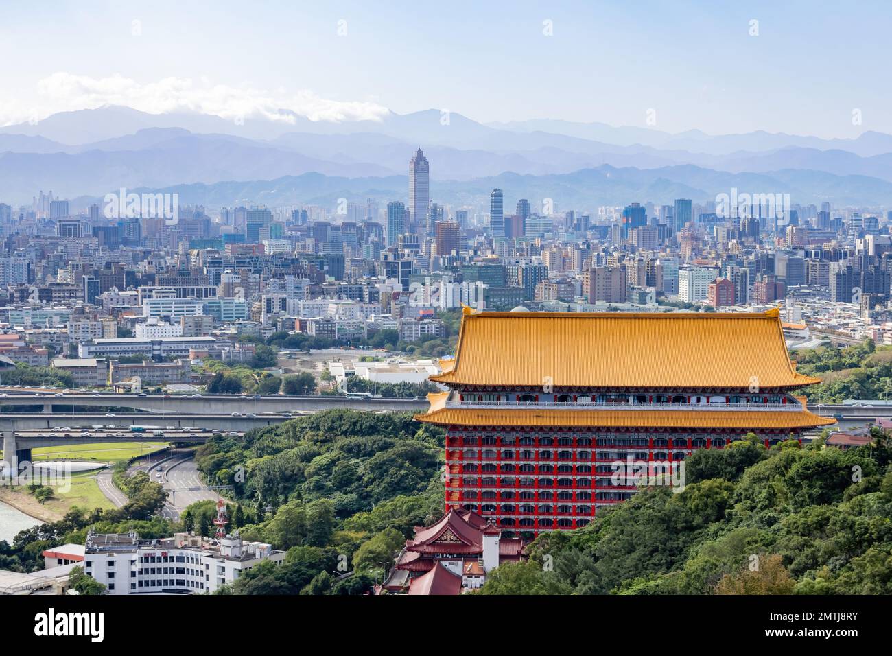 Vista ad alto angolo del paesaggio urbano di Taipei tramite il sentiero Jiantanshan a Taiwan Foto Stock