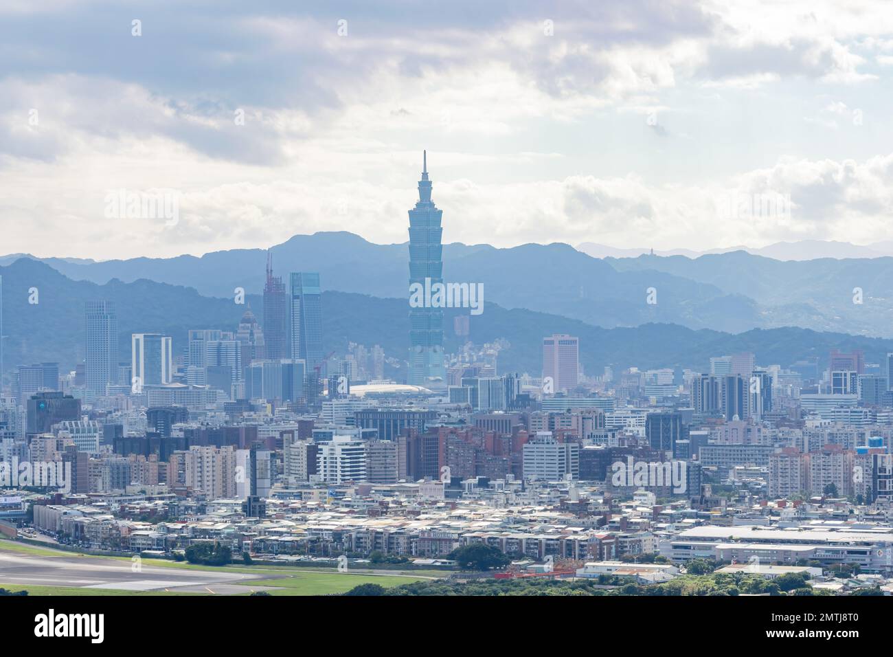 Vista ad alto angolo del paesaggio urbano di Taipei tramite il sentiero Jiantanshan a Taiwan Foto Stock