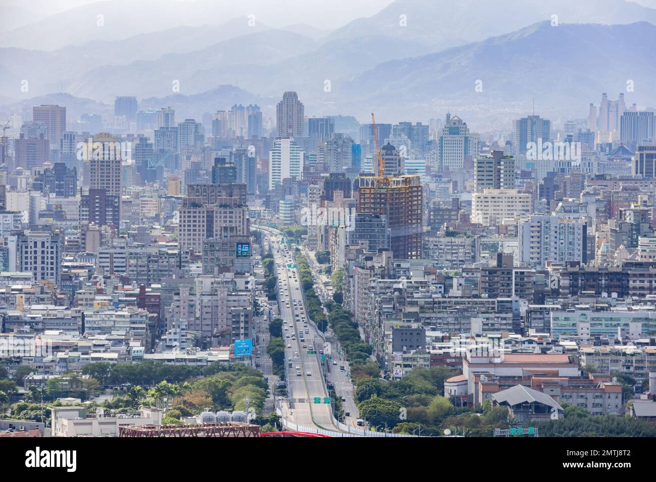 Vista ad alto angolo del paesaggio urbano di Taipei tramite il sentiero Jiantanshan a Taiwan Foto Stock
