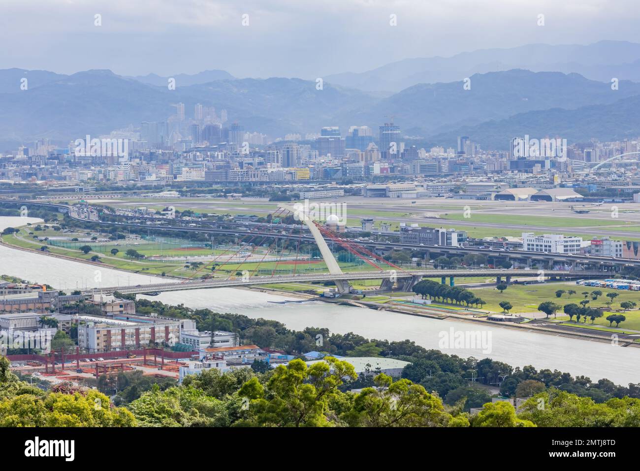 Vista ad alto angolo del paesaggio urbano di Taipei tramite il sentiero Jiantanshan a Taiwan Foto Stock