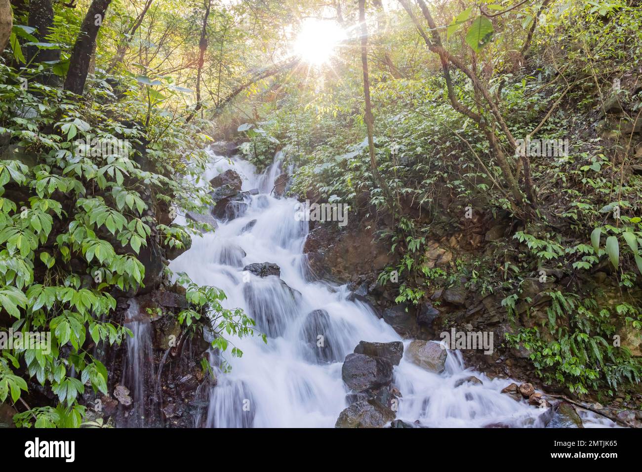 Vista soleggiata del bellissimo paesaggio fluviale del Fish Road Historical Trail a Taipei, Taiwan Foto Stock