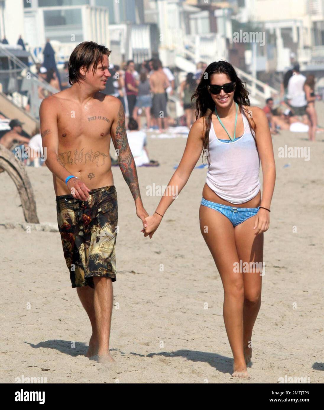 Sean Stewart gioca sulla spiaggia con la sua fidanzata a Malibu, CA. Durante la festa di compleanno di Jeremy Piven alla Polaroid Beach House. Stewart e il suo amico gallico si accamparono nell'oceano, coccolati sulla sabbia, hanno preso una passeggiata romantica mano in mano e hanno giocato un gioco più interessante di duello Coronas. 7/23/06 Foto Stock