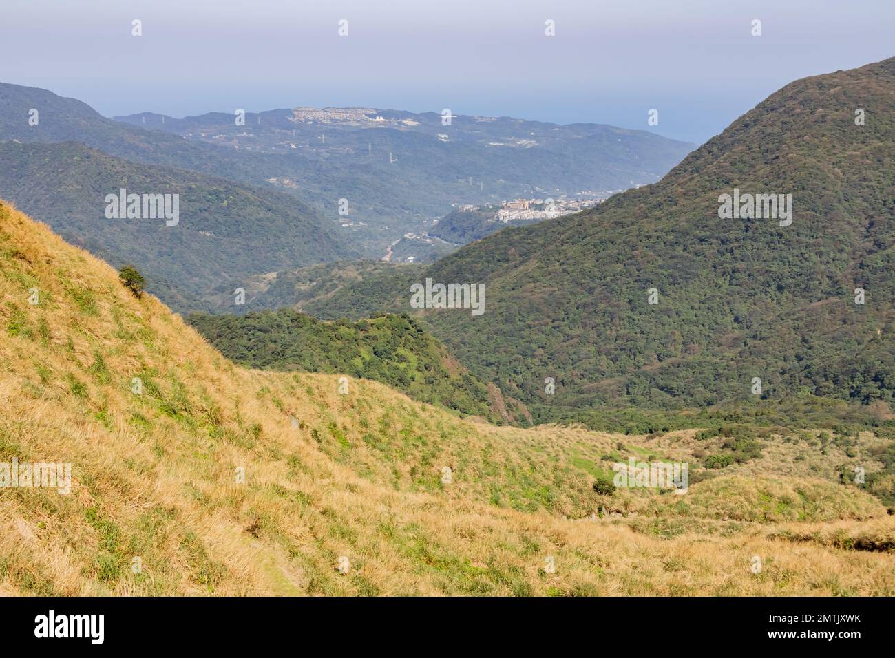 Vista soleggiata dello splendido paesaggio del sentiero storico di Fish Road a Taipei, Taiwan Foto Stock