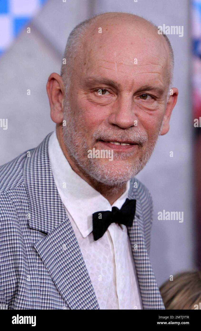 John Malkovich cammina sul tappeto rosso alla prima mondiale di ÒSecretariatÓ che si tiene al Teatro El Capitan. 'Secretariata' racconta la storia di Penny Chenery, proprietario del 1973 Triple Crown-Winning Horse Secretariat. Los Angeles, California. 09/30/10. Foto Stock