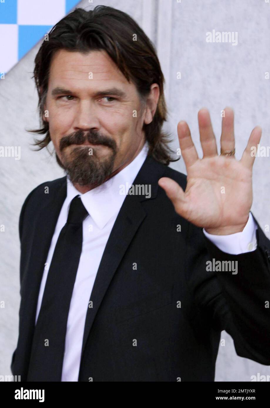 Josh Brolin cammina sul tappeto rosso alla prima mondiale di ÒSecretariatÓ che si tiene al Teatro El Capitan. 'Secretariata' racconta la storia di Penny Chenery, proprietario del 1973 Triple Crown-Winning Horse Secretariat. Los Angeles, California. 09/30/10. Foto Stock