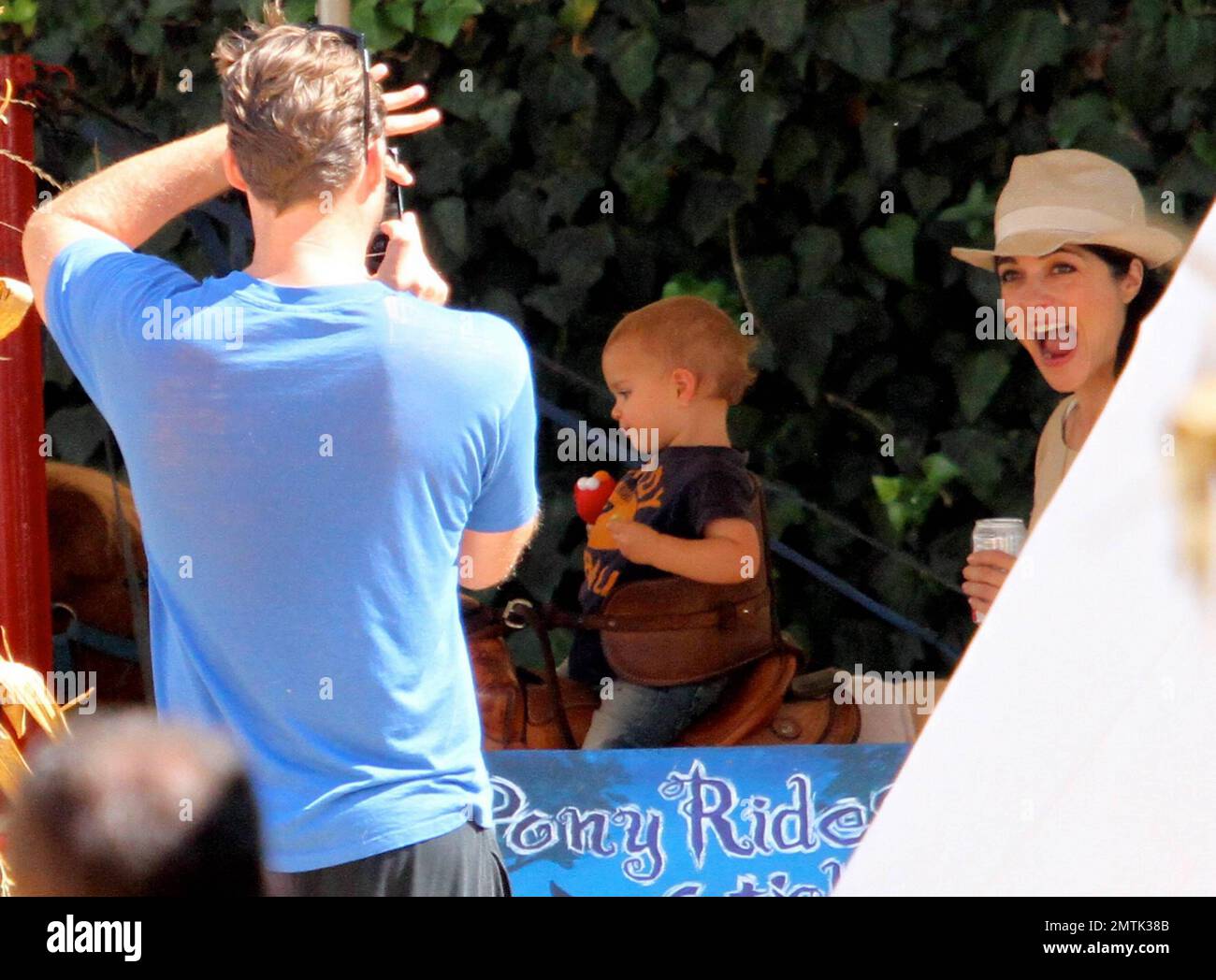 Selma Blair con suo figlio Arthur Saint Bleick sono stati avvistati entrando nel umore di festa pagando una visita al sig. Bones Pumpkin Patch dove Arthur goduto un giro del pony mentre Selma ha posto per le immagini. Los Angeles, California. 13th ottobre 2012. Foto Stock