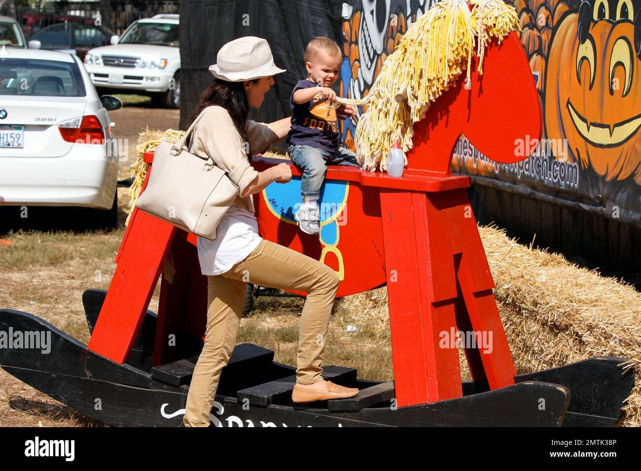 Selma Blair con suo figlio Arthur Saint Bleick sono stati avvistati entrando nel umore di festa pagando una visita al sig. Bones Pumpkin Patch dove Arthur goduto un giro del pony mentre Selma ha posto per le immagini. Los Angeles, California. 13th ottobre 2012. Foto Stock