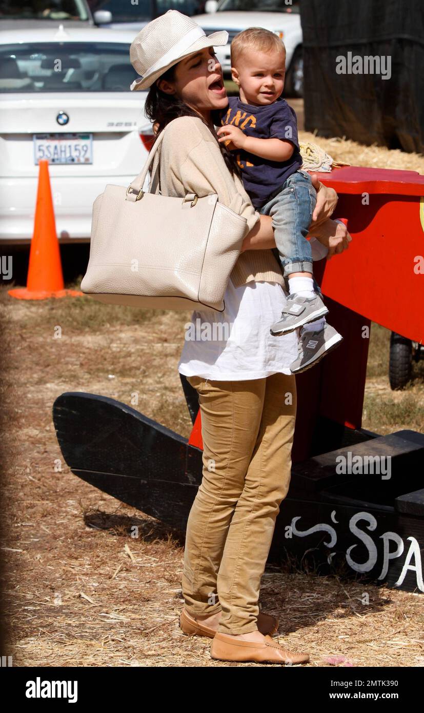 Selma Blair con suo figlio Arthur Saint Bleick sono stati avvistati entrando nel umore di festa pagando una visita al sig. Bones Pumpkin Patch dove Arthur goduto un giro del pony mentre Selma ha posto per le immagini. Los Angeles, California. 13th ottobre 2012. Foto Stock