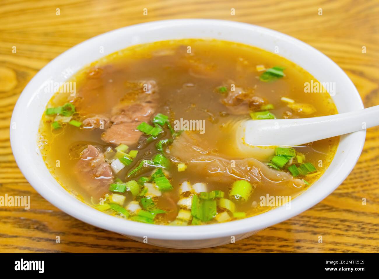 Primo piano di una ciotola di zuppa di noodle di manzo a Taiwan Foto Stock