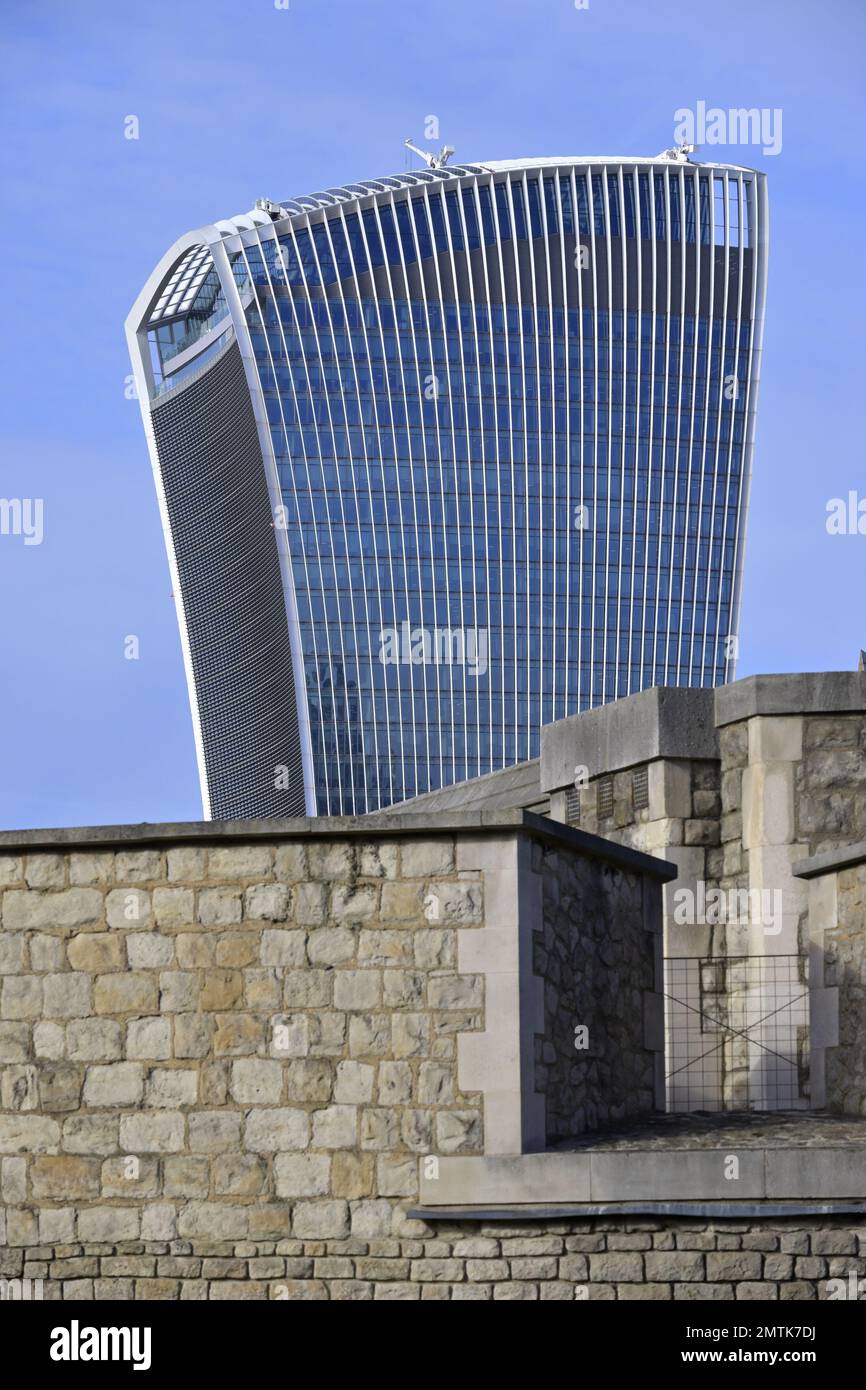 Londra, Inghilterra, Regno Unito. Architettura vecchia e nuova. La città di Londra si trova dietro la Torre di Londra Foto Stock