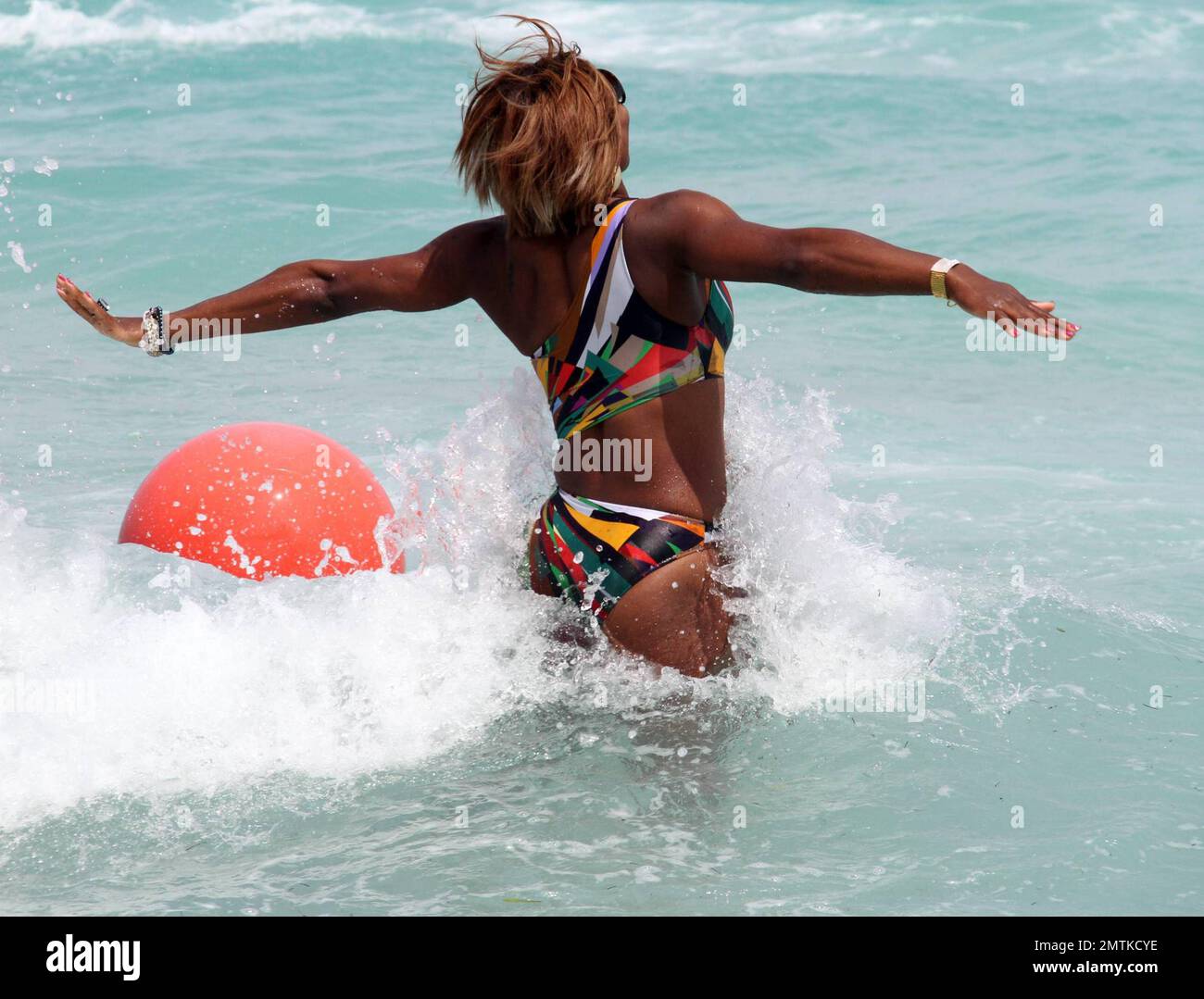 Serena Williams trascorre un pomeriggio rilassante sulla spiaggia prendendo  il sole e indossando un costume da bagno tagliato dai colori luminosi. Ha  preso un giro su un jetski, ha sorso un cocktail