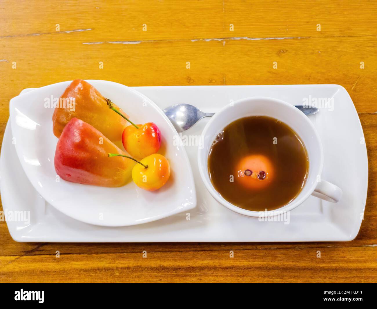 Primo piano di frutta e zuppa di fagioli rossi a Taipei, Taiwan Foto Stock