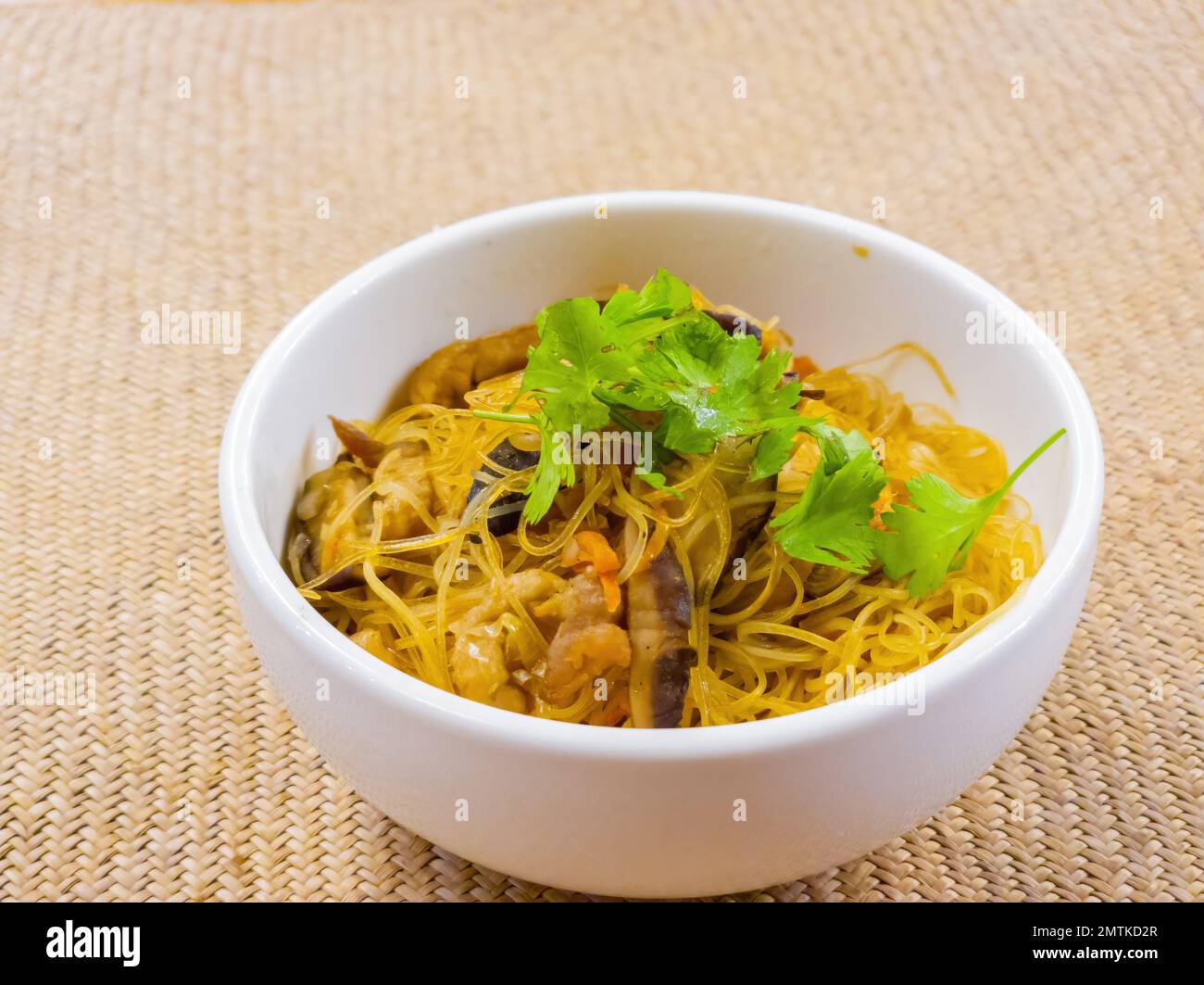 Primo piano di spaghetti di riso fritto ai funghi a Taipei, Taiwan Foto Stock