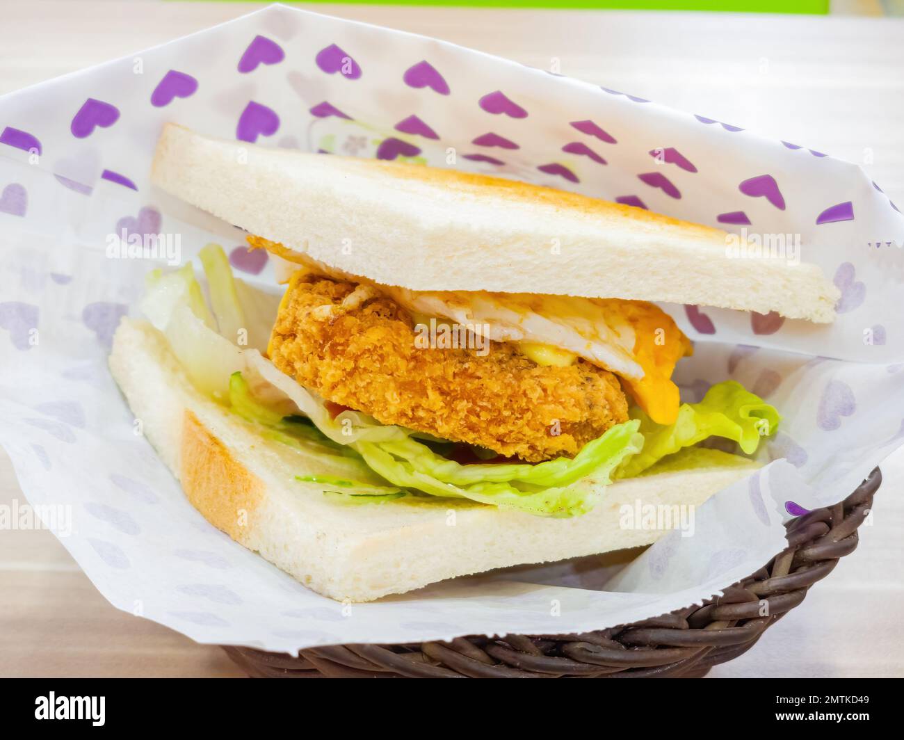 Primo piano di un panino di pollo fritto a Taipei, Taiwan Foto Stock