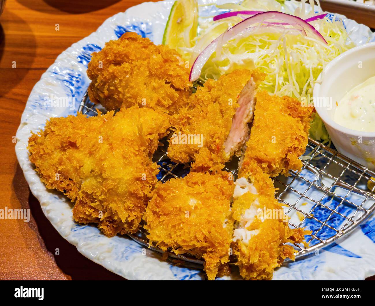 Primo piano di deliziose costolette di maiale fritte e bistecche di pesce a Taipei, Taiwan Foto Stock