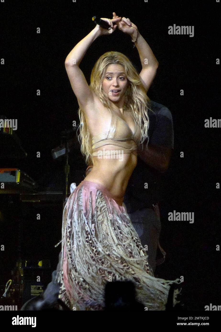 Nella seconda delle due performance della Florida meridionale, la cantante  colombiana, cantautrice e ballerina Shakira si esibisce in concerto presso  l'American Airlines Arena durante il suo The Sun esce World Tour a