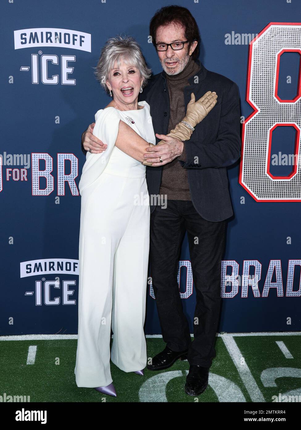 WESTWOOD, LOS ANGELES, CALIFORNIA, USA - 31 GENNAIO: Rita Moreno e George Chakiris arrivano al Los Angeles Premiere Screening of Paramount Pictures '80 for Brady' tenutosi al Regency Village Theatre il 31 gennaio 2023 a Westwood, Los Angeles, California, Stati Uniti. (Foto di Xavier Collin/Image Press Agency) Foto Stock