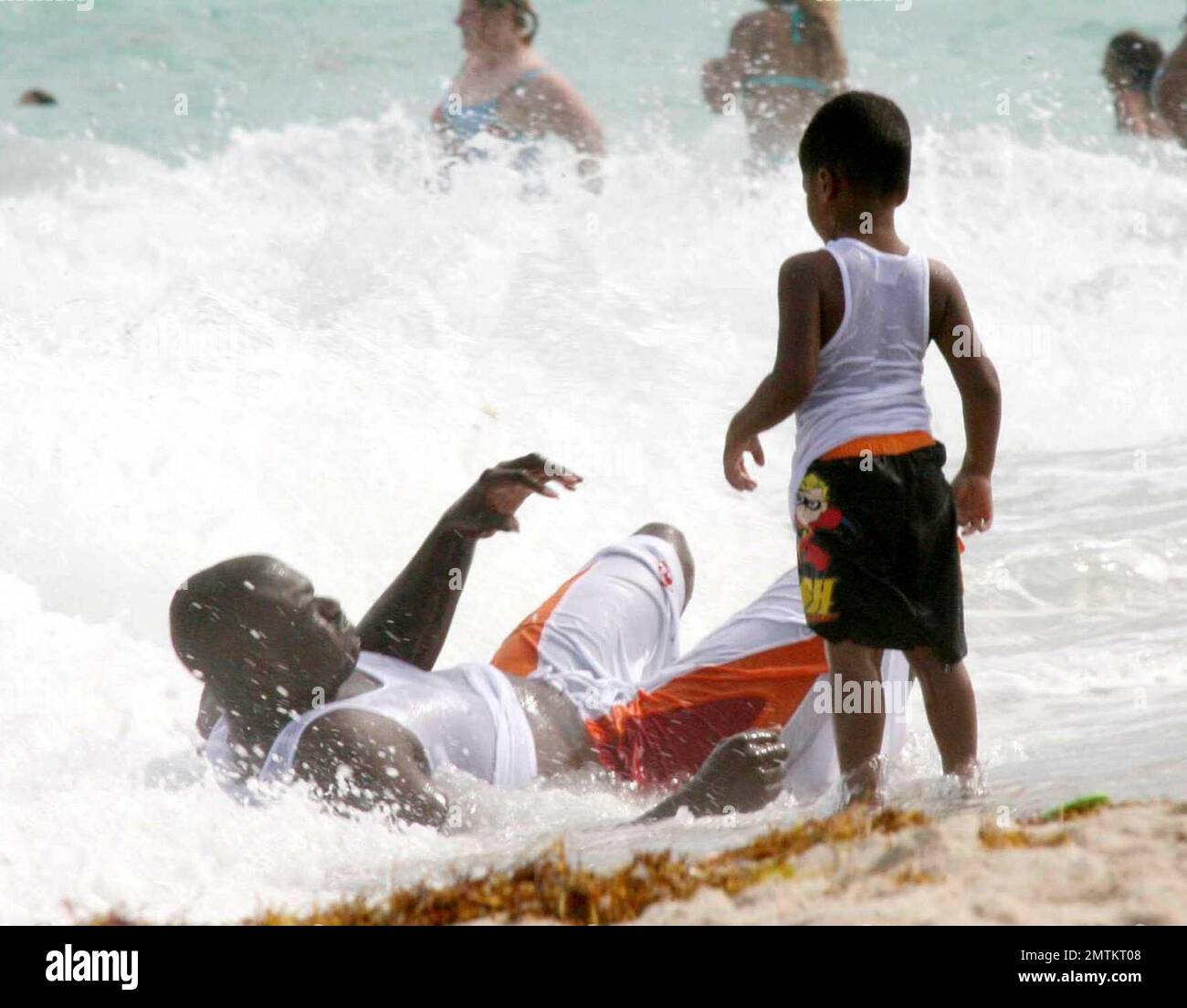 Esclusivo!! Shaquille o'Neal trascorre una giornata a Miami Beach con la moglie Shaunie e la famiglia. La superstar dell'NBA si accigliò con i kis nel surf e sembrava avere una balena di un tempo. Professionalmente, o'Neal non solo sta giocando la palla, ma anche il mercato immobiliare. Possedendo un portafoglio immobiliare impressionante fin dai suoi giorni di rookie, ha recentemente annunciato una nuova azienda, l'o'Neal Group, che sarà coinvolto in un progetto di $1 miliardi di dollari per costruire 1.100 unità residenziali in un complesso esteso centro di Miami. 9/17/06 tutti Foto Stock