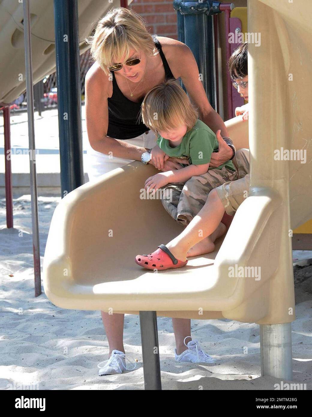 Sharon Stone porta i suoi 3 figli Roan, Laird e Quinn nel parco. Los Angeles, California. 7/31/09. . Foto Stock