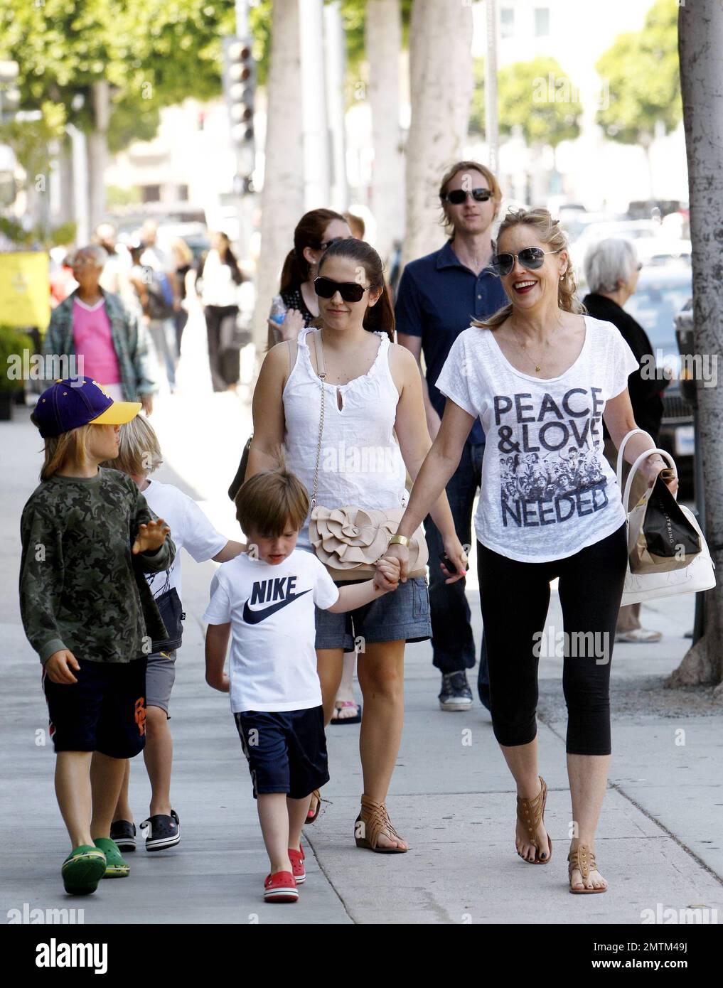 Sharon Stone e i suoi tre figli, Roan Joseph, Laird Vonne e Quinn Kelly, fate una passeggiata attraverso Beverly Hill dopo pranzo. Los Angeles, California. 6/25/11. Foto Stock