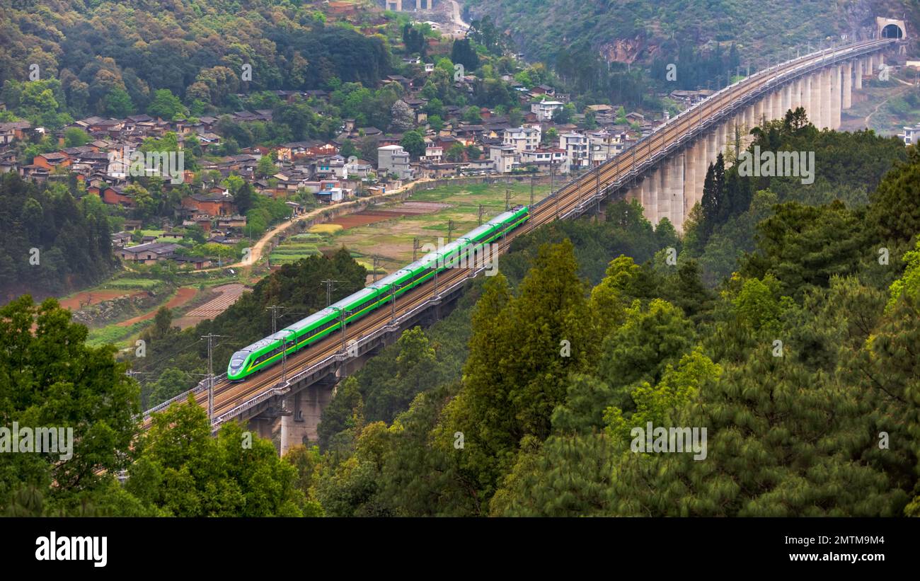 (230201) -- KUNMING, 1 febbraio 2023 (Xinhua) -- un treno proiettile Fuxing corre sulla sezione cinese della ferrovia Cina-Laos il 27 gennaio 2023. Come di Martedì, la ferrovia Cina-Laos aveva operato 20.000 treni passeggeri e ha gestito 10,3 milioni di viaggi passeggeri dal suo lancio nel dicembre 2021, l'operatore ferroviario ha detto Mercoledì.TO ANDARE CON 'China-Laos Railway trasporti oltre 10 milioni di passeggeri' (Foto di Xu Zhangwei / Xinhua) Foto Stock