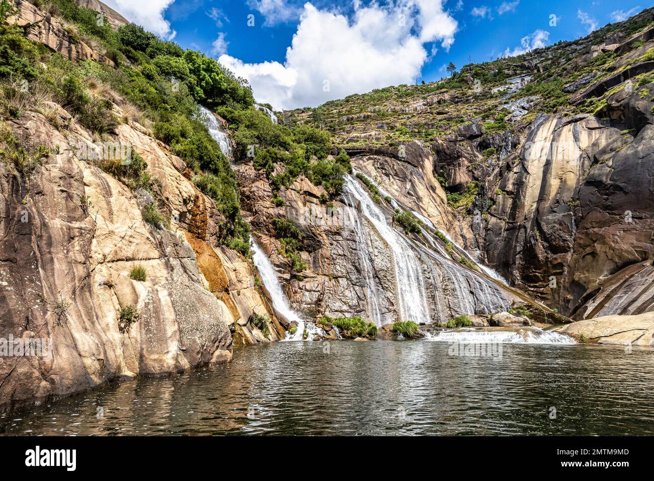 Cascata di Ezaro, Galizia, Spagna settentrionale in primavera. Uno dei  pochi fiumi d'Europa che sfociano nell'oceano Atlantico in una cascata Foto  stock - Alamy