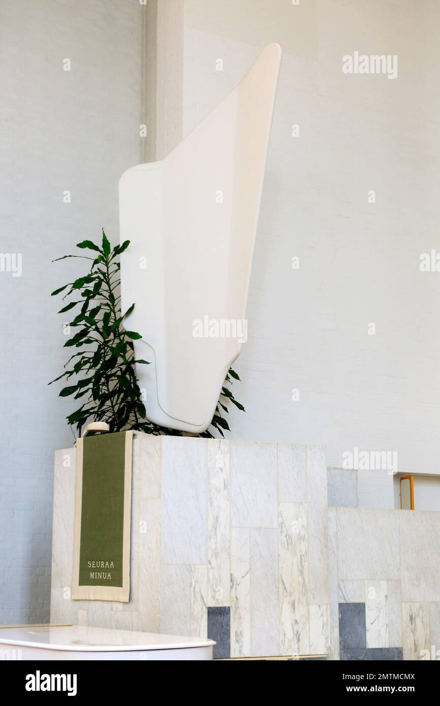 Chiesa Lakeuden Risti di Alvar Aalto, dettaglio interno con pulpito. L'interno della chiesa è interamente progettato da Aalto. Seinajoki, Finlandia. Foto Stock