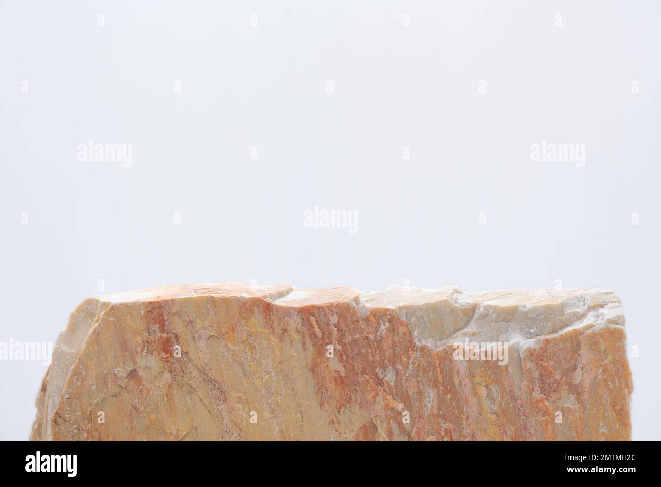 vuoto naturale ruvido beige granito podio in pietra su sfondo bianco con spazio vuoto.cosmetic bellezza moda prodotto presente posizionamento piedistallo promoti Foto Stock