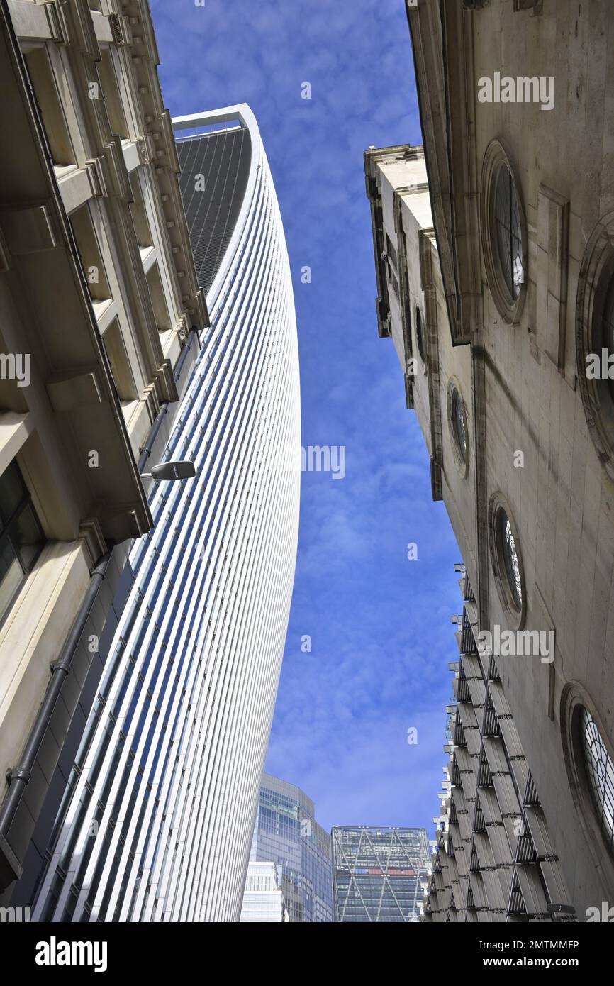 Londra, Inghilterra, Regno Unito. 20 Fenchurch Street / The Walkie Talkie (a sinistra) e St Margaret Pattens Church, Eastcheap in Rood Lane EC3 Foto Stock