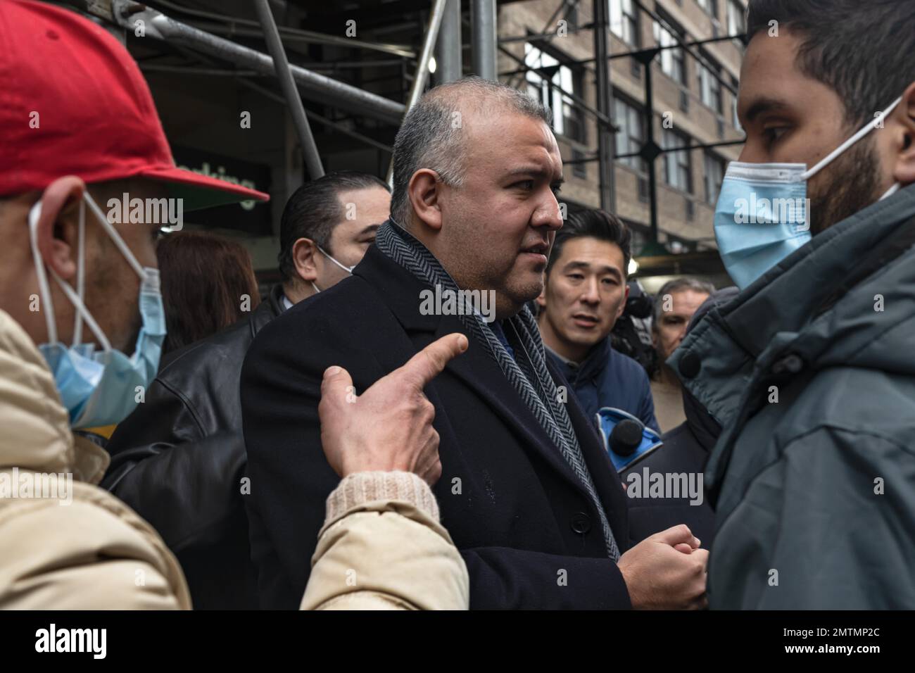 New York, New York, Stati Uniti. 31st Jan, 2023. Il Commissario per gli Affari immigrati dell'ufficio del sindaco, Manuel Castro, prende domande dalla stampa sullo stato del rifugio improvvisato allestito a Red Hook a Brooklyn. I migranti maschi singoli sono stati spostati la domenica per ospitare le famiglie che hanno pianificato di prendere le camere dell'hotel, tuttavia gli uomini che sono stati spostati dicono che il rifugio è disumano, con poco spazio e privacy. La sua posizione secondo cui i rifugi vanno bene è stata contestata dai lavoratori migranti che sono già stati inviati e restituiti. (Credit Image: © Laura Brett/ZUMA Press Wire) e Foto Stock