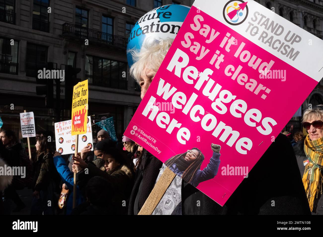 LONDRA - 1st febbraio 2023: Una signora tiene un cartello Stand up to Racism alla marcia dello sciopero degli insegnanti a Londra. Foto Stock