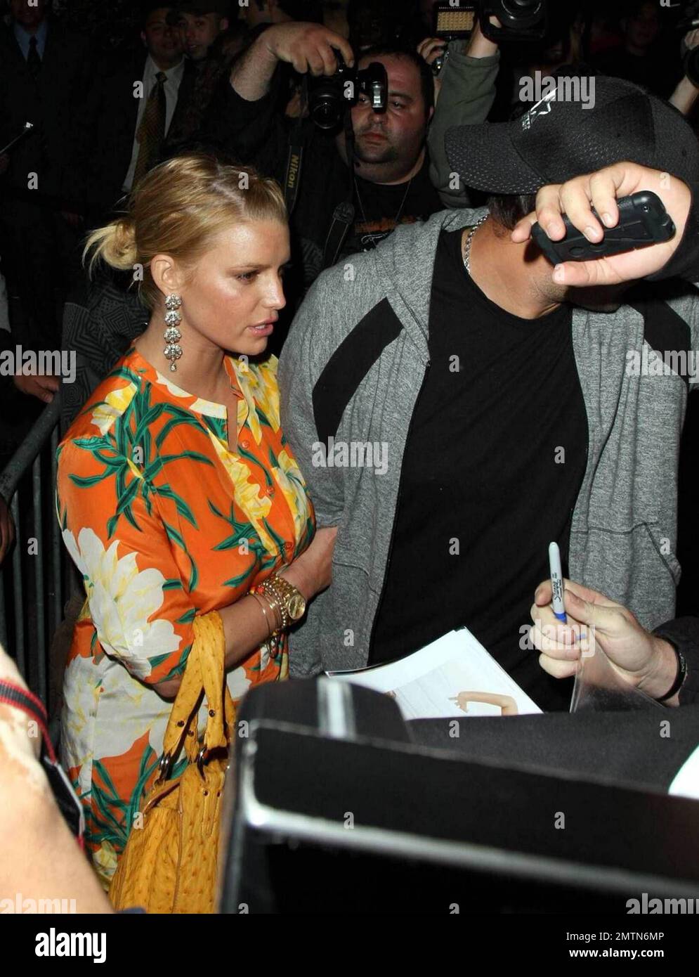 Jessica Simpson e il ragazzo Tony Romo si uniscono alla sorella Ashlee Simpson per una cena di famiglia la sera prima di Pasqua al ristorante Beso. Jessica e Tony sono partiti separatamente