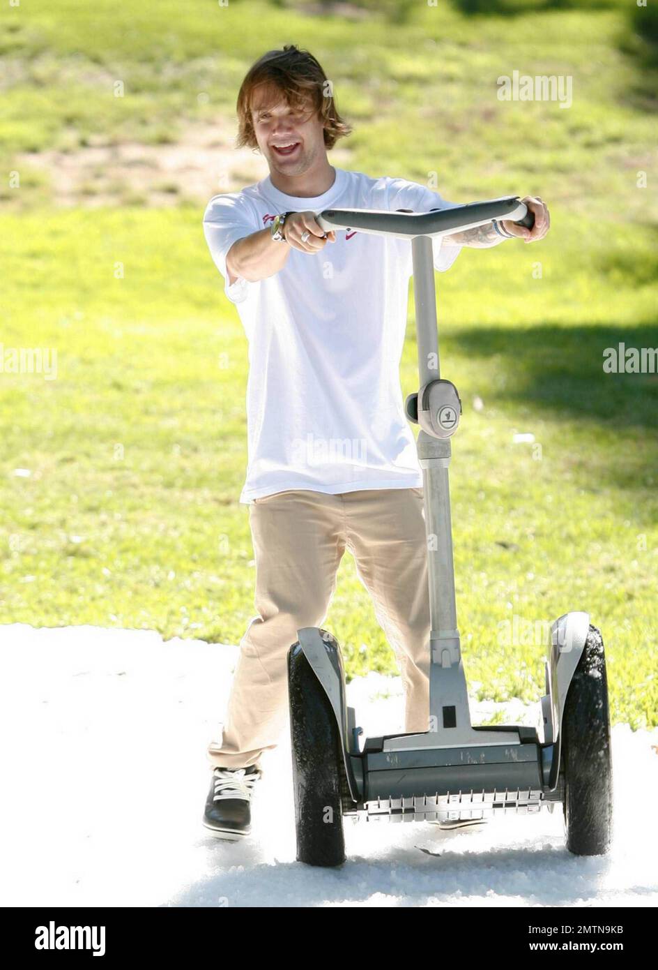 Snowboard olimpico Louis Vito al Los Angeles Ski and Snowboard Benefit di Topanga organizzato dalla United States Ski and Snowboard Association. All'evento Kelly Osbourne, che sembrava bello con i suoi grandi occhiali da sole e ciocche bionde arricciate, è apparso molto entusiasta di vedere l'attrice Melissa Joan Hart e lo snowboarder olimpico Louis Vito. Los Angeles, California. 10/03/10. Foto Stock