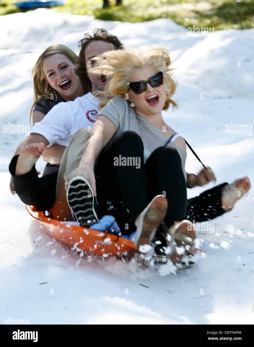 Kelly Osbourne, Melissa Joan Hart e lo snowboarder olimpico Louis Vito hanno un'esplosione di neve finta al Los Angeles Ski and Snowboard Benefit di Topanga organizzato dalla United States Ski and Snowboard Association. Los Angeles, California. 10/03/10. Foto Stock