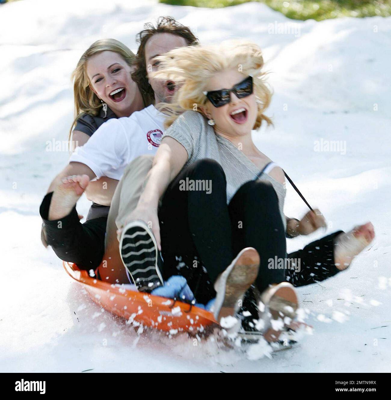 Kelly Osbourne, Melissa Joan Hart e lo snowboarder olimpico Louis Vito hanno un'esplosione di neve finta al Los Angeles Ski and Snowboard Benefit di Topanga organizzato dalla United States Ski and Snowboard Association. Los Angeles, California. 10/03/10. . Foto Stock