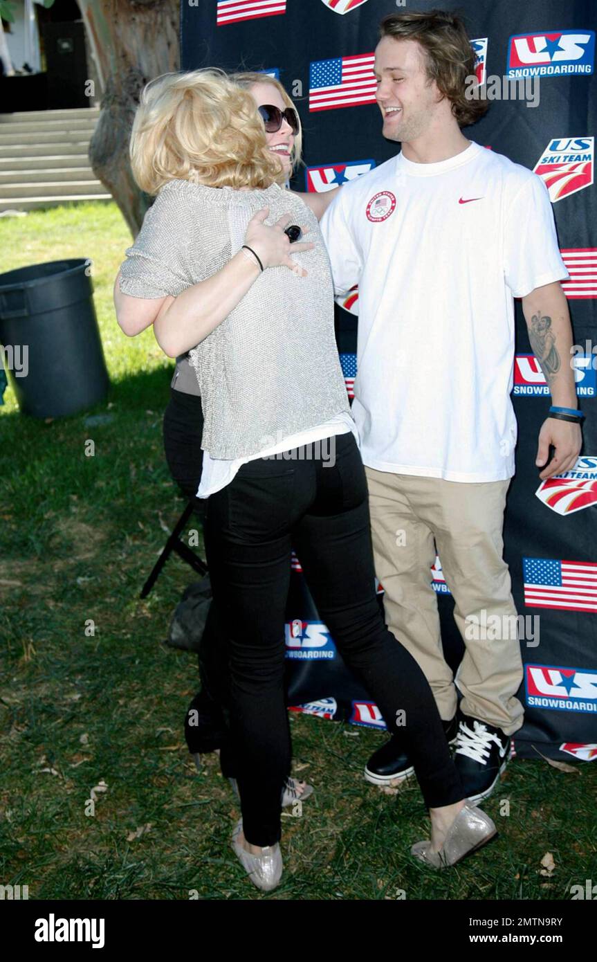 Kelly Osbourne con Melissa Joan Hart e lo snowboarder olimpico Louis Vito al Los Angeles Ski and Snowboard Benefit di Topanga organizzato dalla United States Ski and Snowboard Association. All'evento Kelly Osbourne, che sembrava bello con i suoi grandi occhiali da sole e ciocche bionde arricciate, è apparso molto entusiasta di vedere l'attrice Melissa Joan Hart e lo snowboarder olimpico Louis Vito. Los Angeles, California. 10/03/10. . Foto Stock