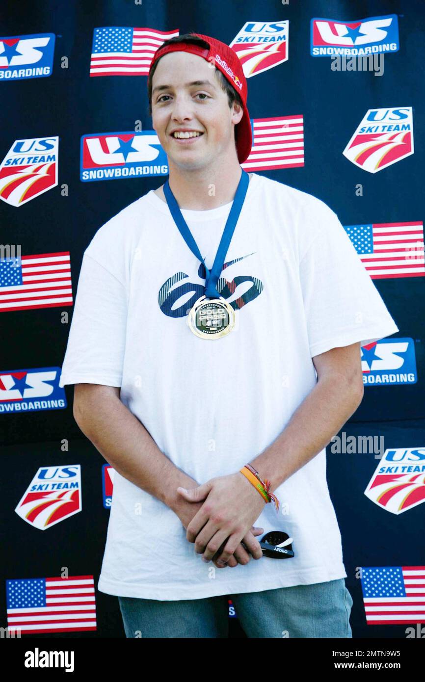 Lo snowboarder Greg Bretz si pone al Los Angeles Ski and Snowboard Benefit di Topanga organizzato dalla United States Ski and Snowboard Association. All'evento Kelly Osbourne, che sembrava bello con i suoi grandi occhiali da sole e ciocche bionde arricciate, è apparso molto entusiasta di vedere l'attrice Melissa Joan Hart e lo snowboarder olimpico Louis Vito. Los Angeles, California. 10/03/10. . Foto Stock