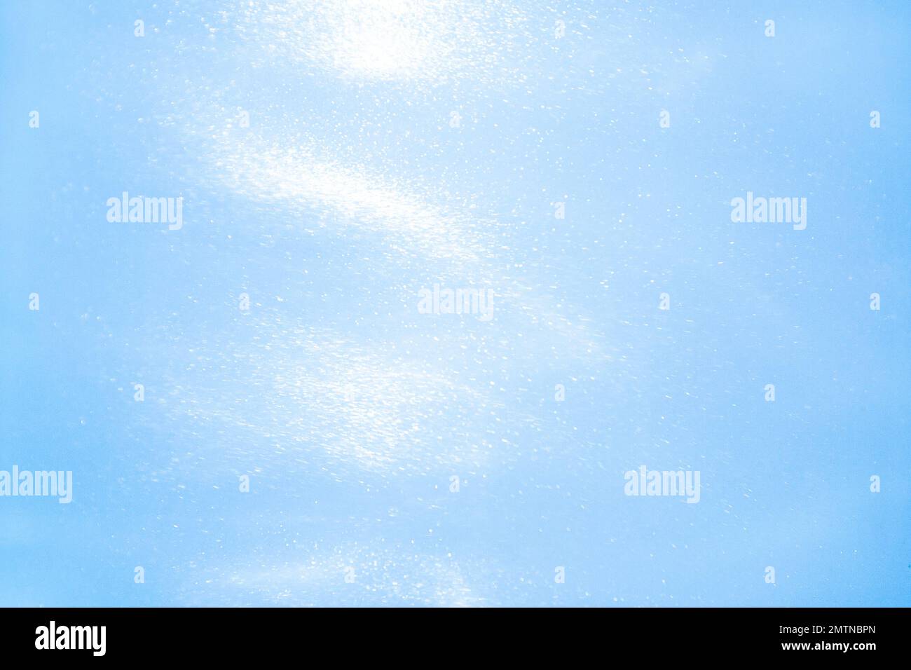 delicato sfondo blu con sequine onde movimento liquido Foto Stock