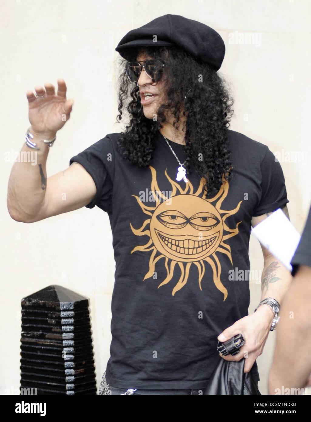 Il chitarrista rock Slash (Saul Hudson), canti il suo cappello, sembra  rilassato quando arriva al suo hotel di Londra, dove firma autografi per i  fan. Londra, Regno Unito. 05/27/10 Foto stock - Alamy