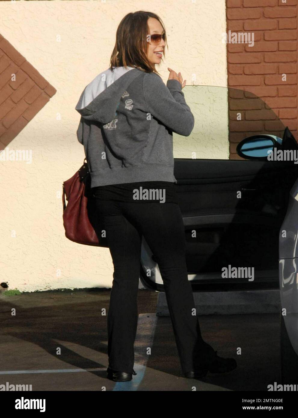 La star della reality TV "Dancing with the Stars" Cheryl Burke lascia uno studio DI danza LA dopo aver provato con il suo partner, Rick Fox, giocatore DI LA Lakers. Durante il mese di ottobre della consapevolezza della violenza domestica, Burke sta lavorando con l'impegno "Tell a Gal Pal" per contribuire a porre fine alla violenza domestica. Burke è stato citato come dicendo: "Sono stato vittima molti anni fa, e ora è il momento di parlarne apertamente. Questa è una priorità enorme per me. Sono uscito dalla mia situazione perché ho detto ad un amico in una guest house. Parlare apertamente di questo fatto fa una grande differenza. È qualcosa di serio che la gente n Foto Stock