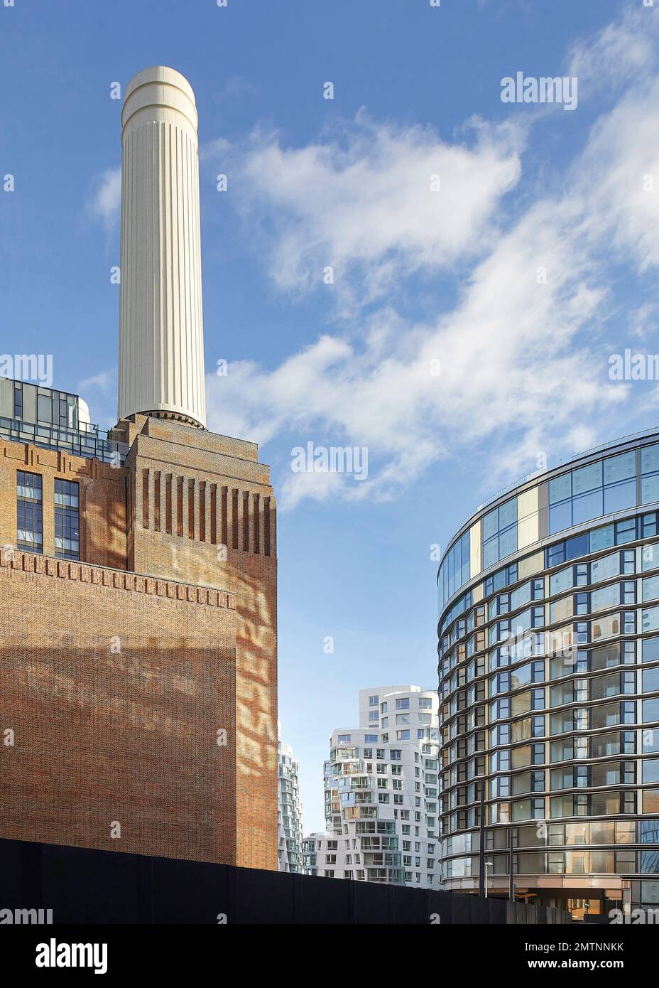 Facciate vecchie e nuove in giustapposizione. Prospect Place Battersea Power Station Frank Gehry, Londra, Regno Unito. Architetto: Frank Gehry, 2022. Foto Stock