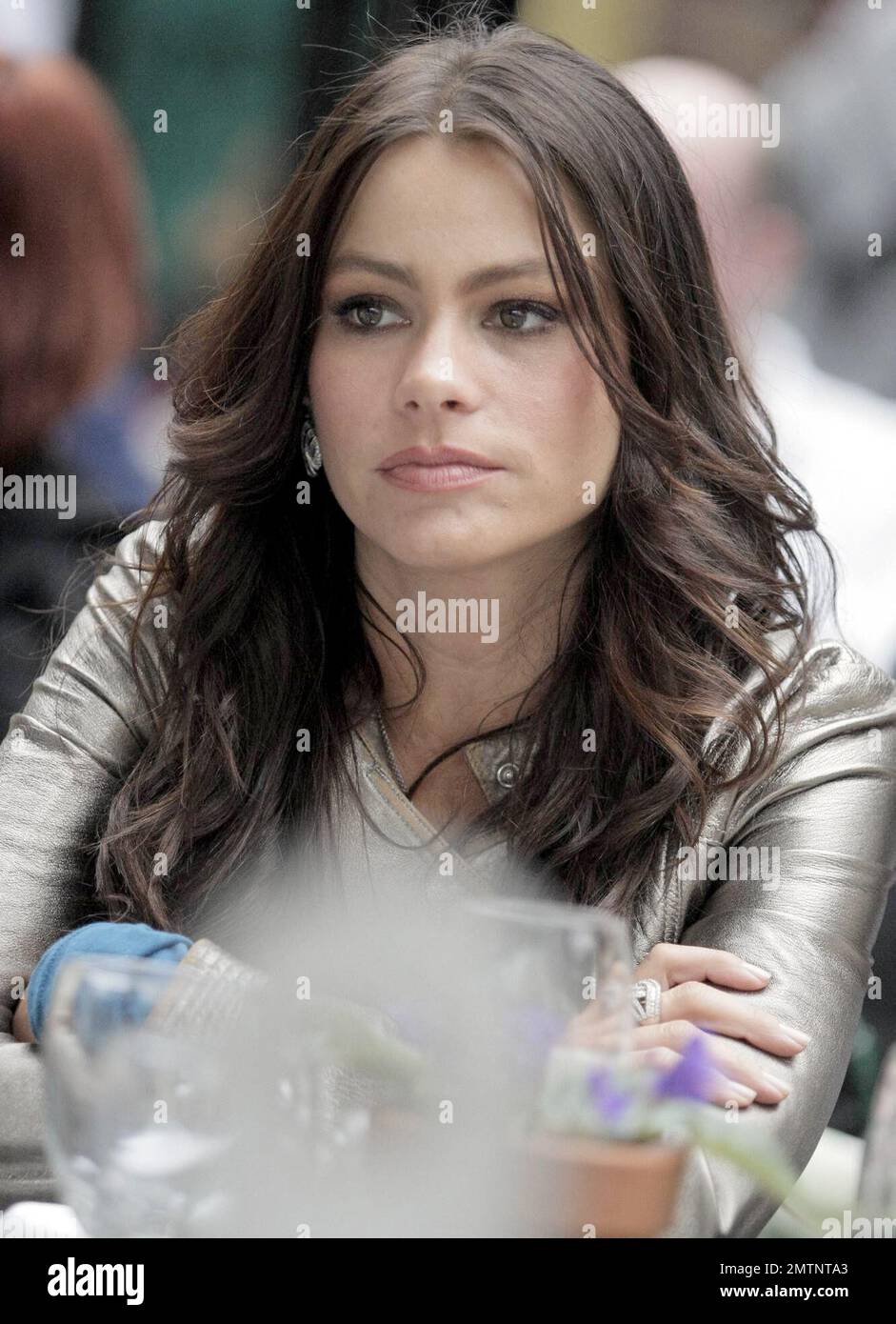 Sofia Vergara e un uomo misterioso pranzo insieme al Ivy. L'attrice/modello è stata avvistata con la testa sulla spalla dell'uomo e sorridendo e ridendo il suo senso attraverso che cosa sembrato essere un pasto molto piacevole. Los Angeles, California. 3/1/08 Foto Stock