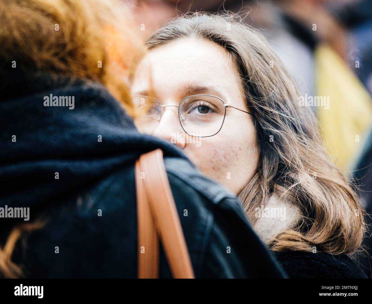 Strasburgo, Francia - 31 gennaio 2023: Protesta femminile che indossa occhiali che parla con una collega alla seconda manifestazione contro la nuova riforma pensionistica che sarà presentata il mese prossimo dal primo ministro francese Elisabeth Borne Foto Stock