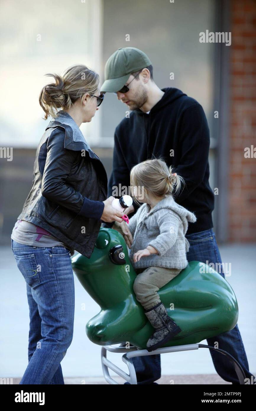 L'attore 'Spiderman' Tobey Maguire trascorre il giorno di San Valentino con  la moglie Jennifer Meyer e la figlia Ruby Sweetheart in un parco giochi di  Beverly Hills. Maguire e Meyer si aspettano