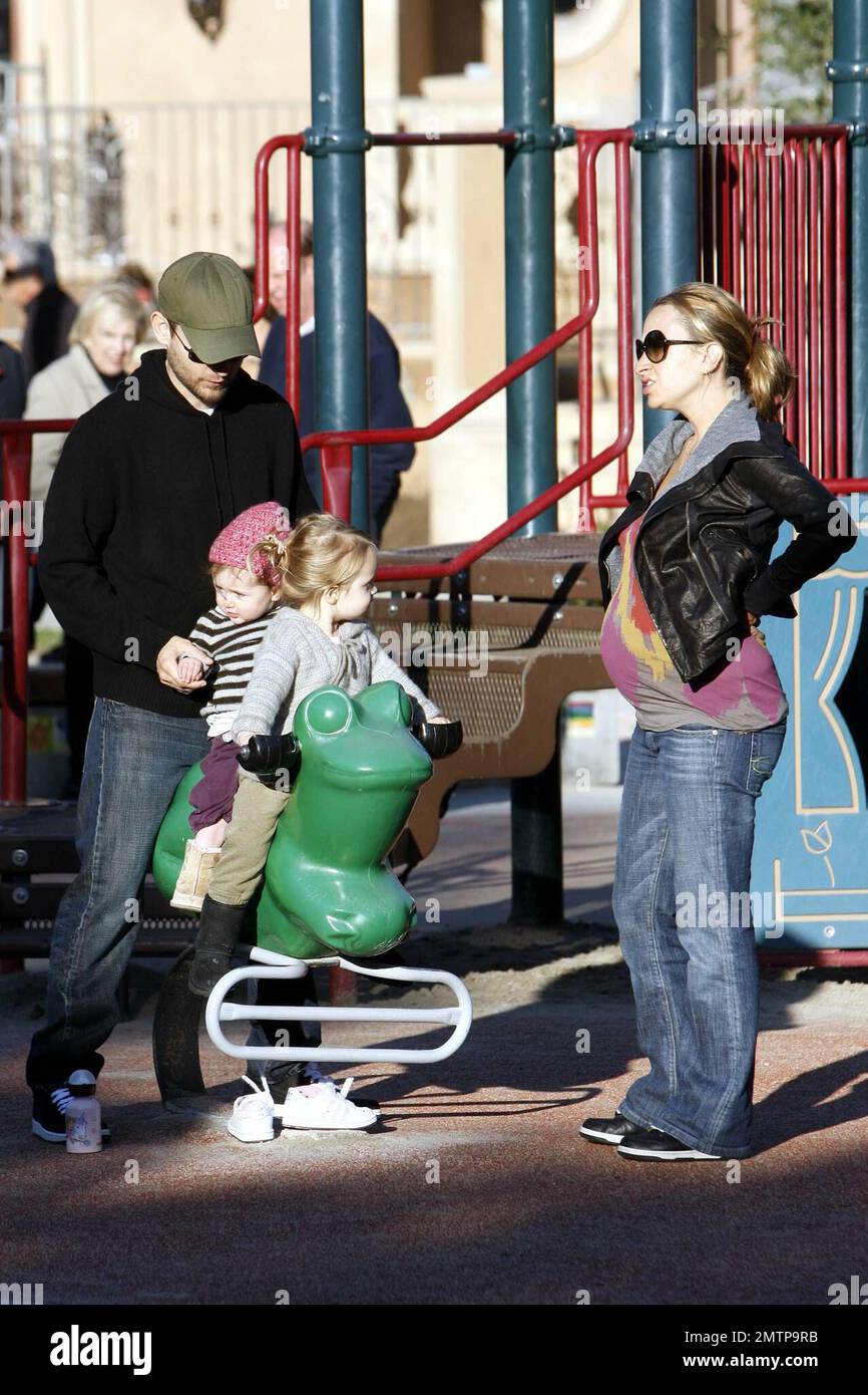 L'attore 'Spiderman' Tobey Maguire trascorre il giorno di San Valentino con  la moglie Jennifer Meyer e la figlia Ruby Sweetheart in un parco giochi di  Beverly Hills. Maguire e Meyer si aspettano