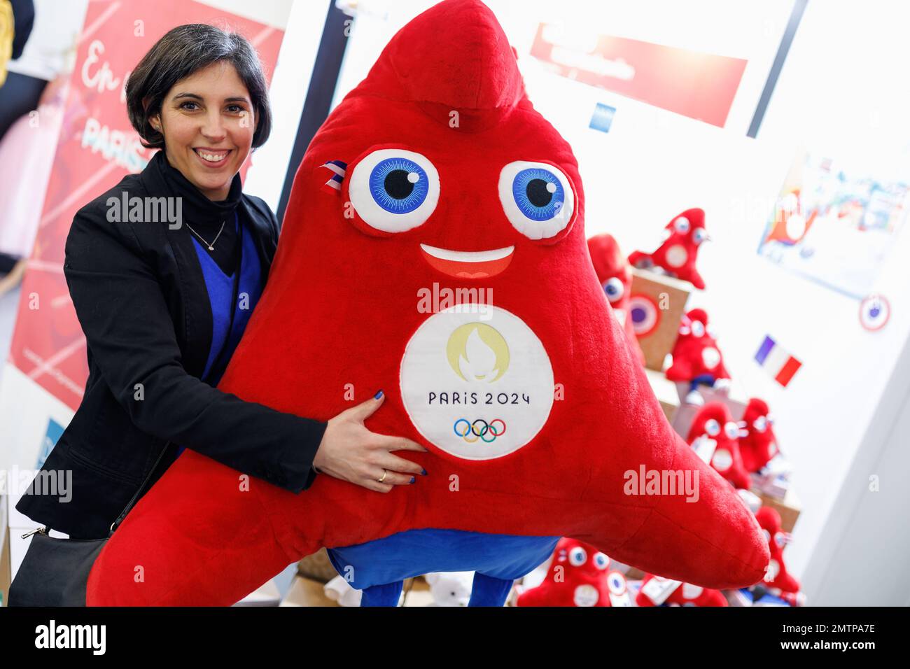 Norimberga, Germania. 01st Feb, 2023. Olivia Fernandes, responsabile prodotto autorizzato del produttore francese di giocattoli morbidi Doudou et compagnie, detiene la mascotte ufficiale 'Phryges' dei prossimi Giochi Olimpici di Parigi del 2024, prodotti in Francia, durante la Spielwarenmesse. Il 72nd Spielwarenmesse si svolge dal 1 al 5 febbraio 2023. Credit: Daniel Karmann/dpa/Alamy Live News Foto Stock