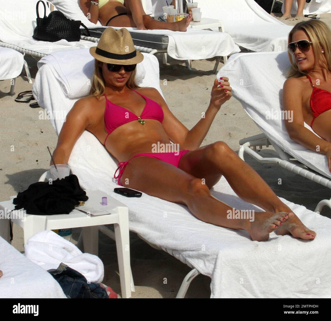 Stacy Keibler sfoca la sua figura perfetta in un piccolo bikini rosa caldo sulla spiaggia nel suo hotel di lusso, il Fontainebleau Miami Beach, prima di pranzo a bordo piscina con Kevin Connolly. Miami, Florida. 12/31/09. Foto Stock