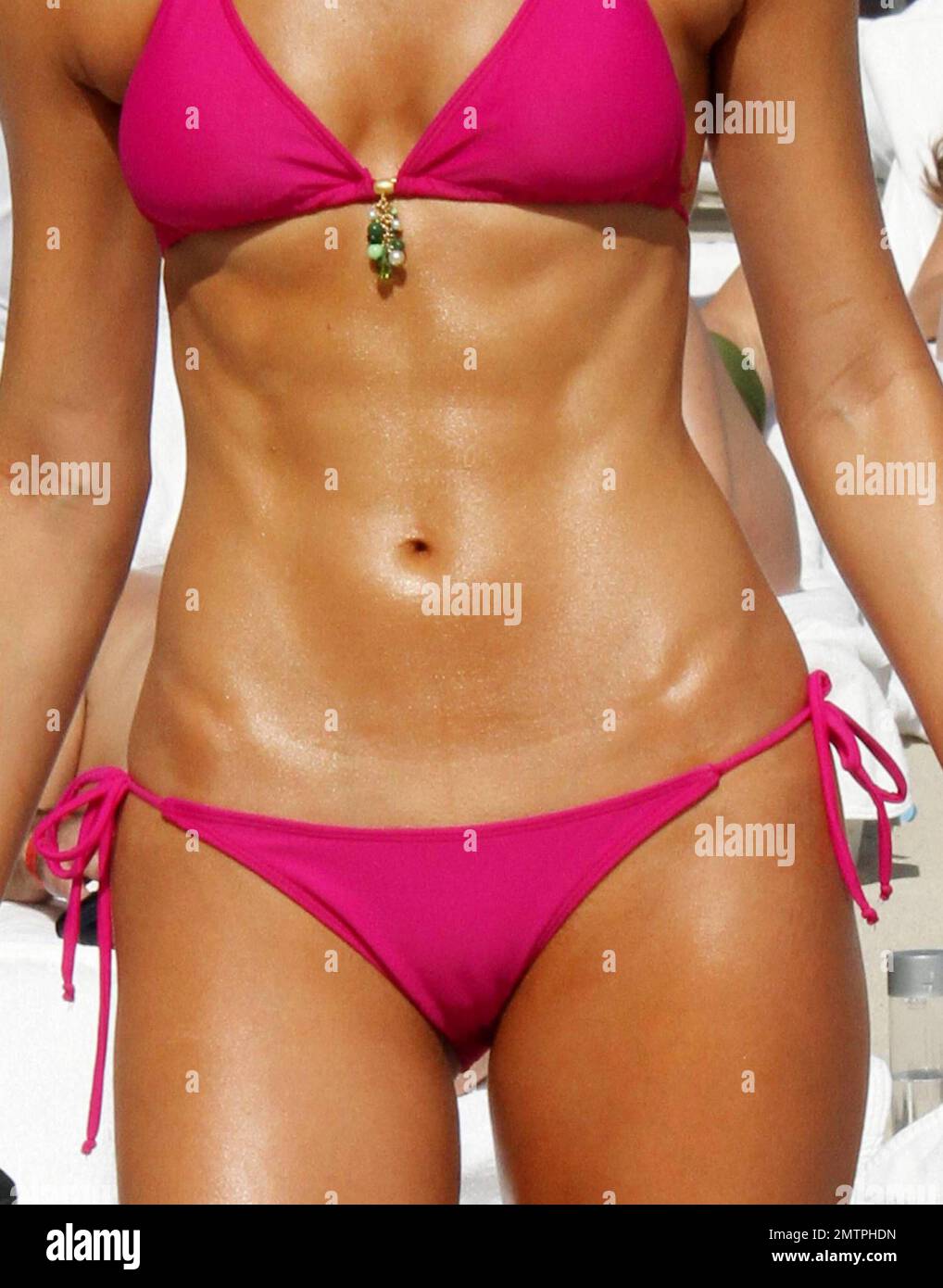 Stacy Keibler sfoca la sua figura perfetta in un piccolo bikini rosa caldo sulla spiaggia nel suo hotel di lusso, il Fontainebleau Miami Beach, prima di pranzo a bordo piscina con Kevin Connolly. Miami, Florida. 12/31/09. Foto Stock